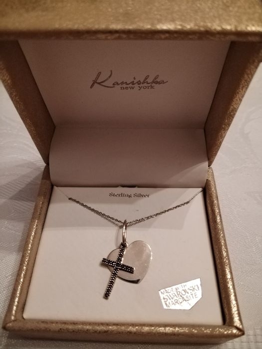 Продавам сребърно колие