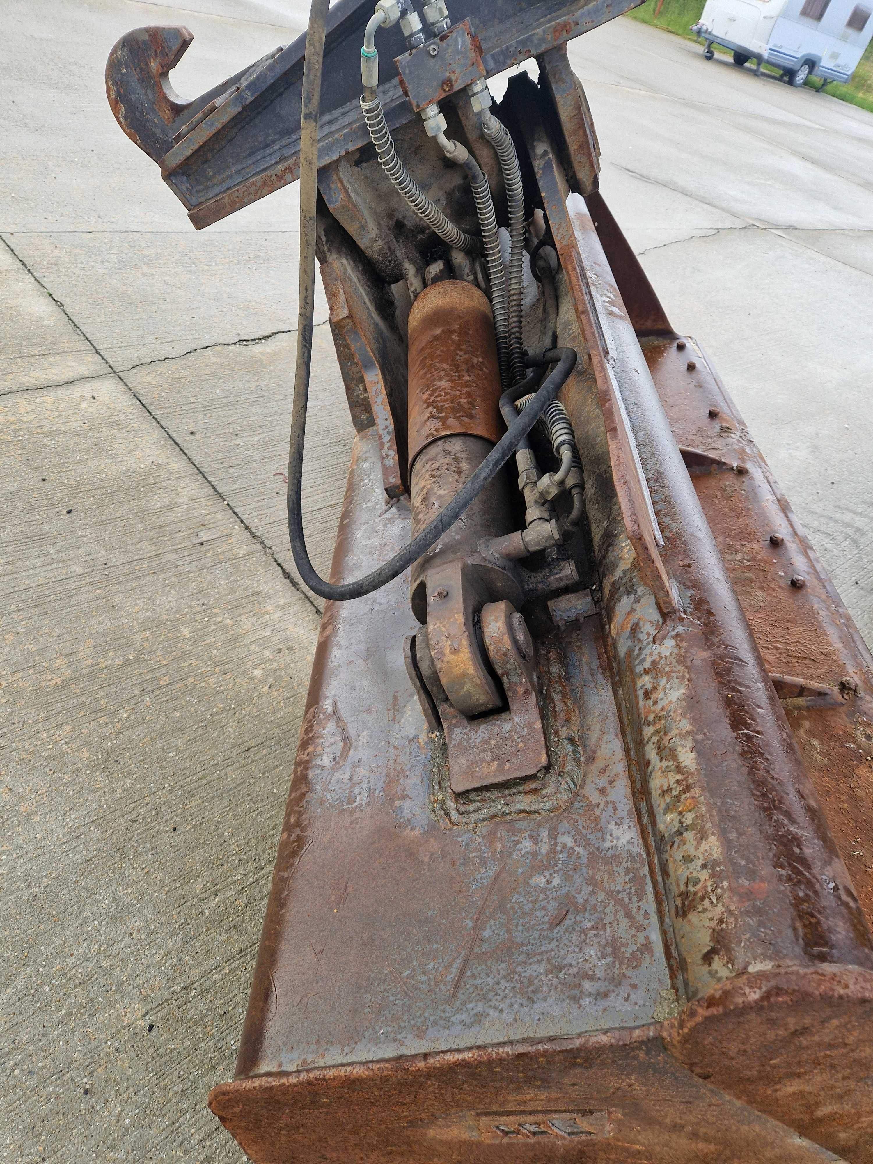 Cupa taluz inclinabila hidraulic excavator