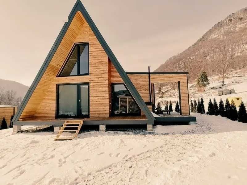 Executam case si cabane A-frame