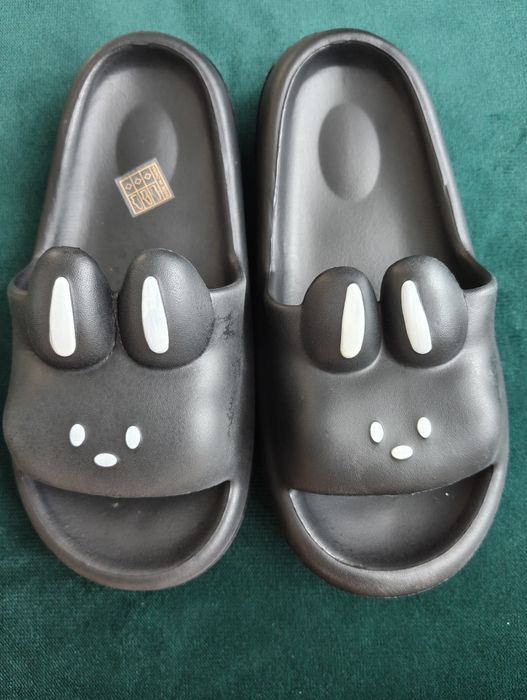 Papuci noi de vânzare