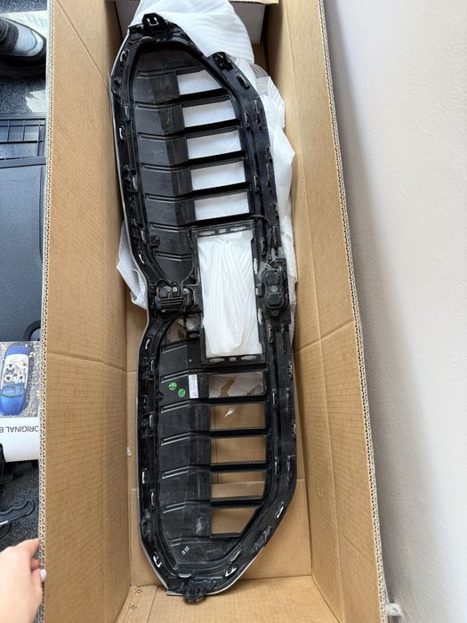 Оригинална BMW бъбрек/решетка LED Iconic Glow за G60