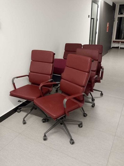 Кресла кожаные, бордового цвета