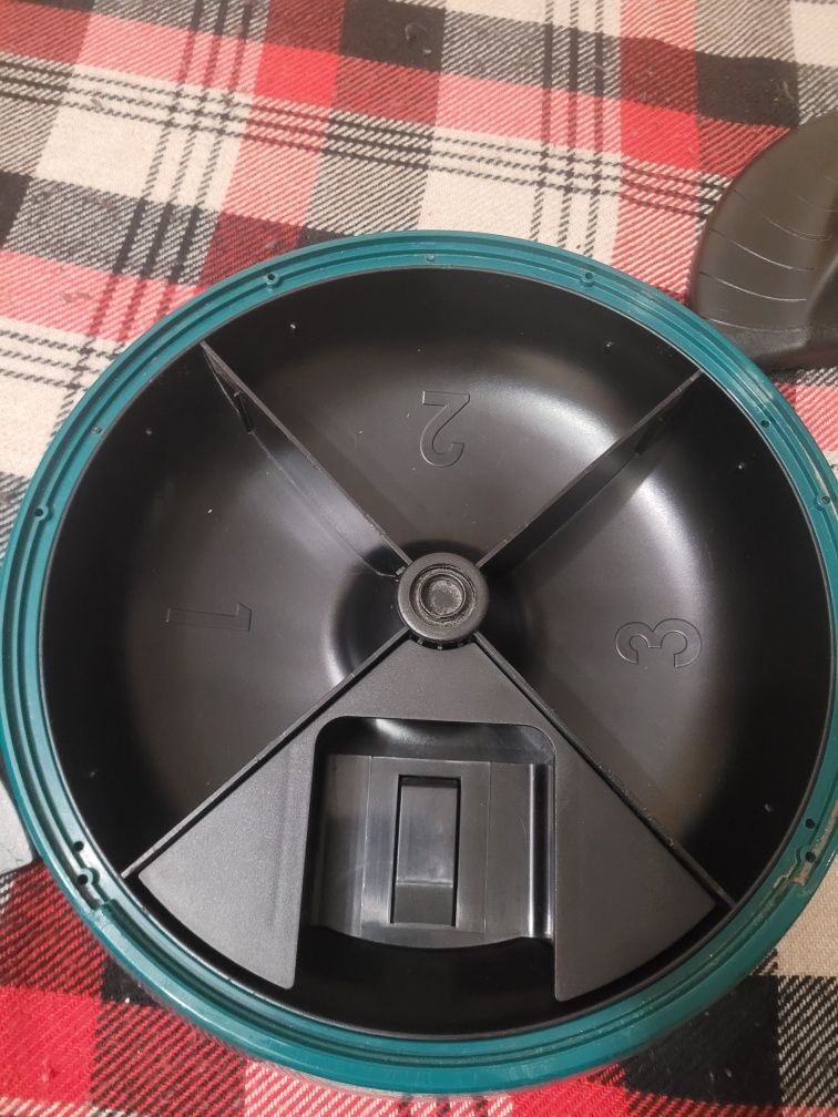 Продавам автоматична хранилка Pet Feeder КН 6900