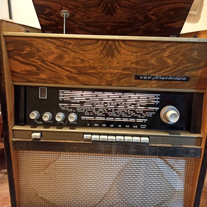 VEF Rapsodija радиограмофон Лампов - 70те г на XX век

цена 75 €вро