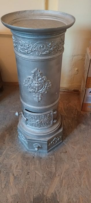 Cuptor soba din fonta veche cu ornamente  .