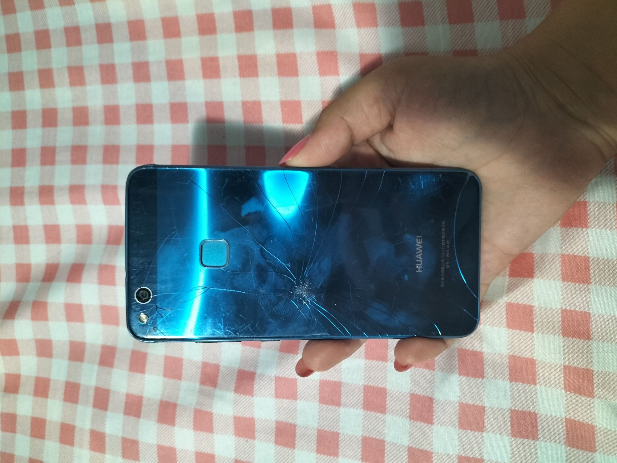 Huawei P10, display-ul este defect