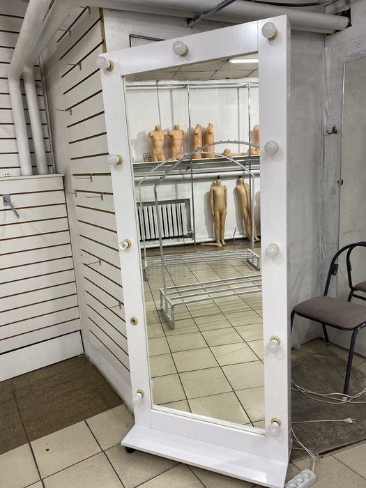 Ресепшн и зеркало с подсветкой