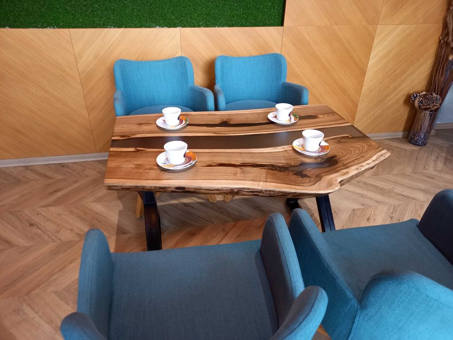 Масивна  маса от епоксидна смола и орех