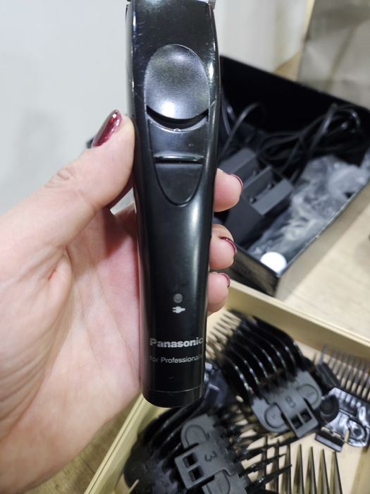 малка машинка със зарядна станция