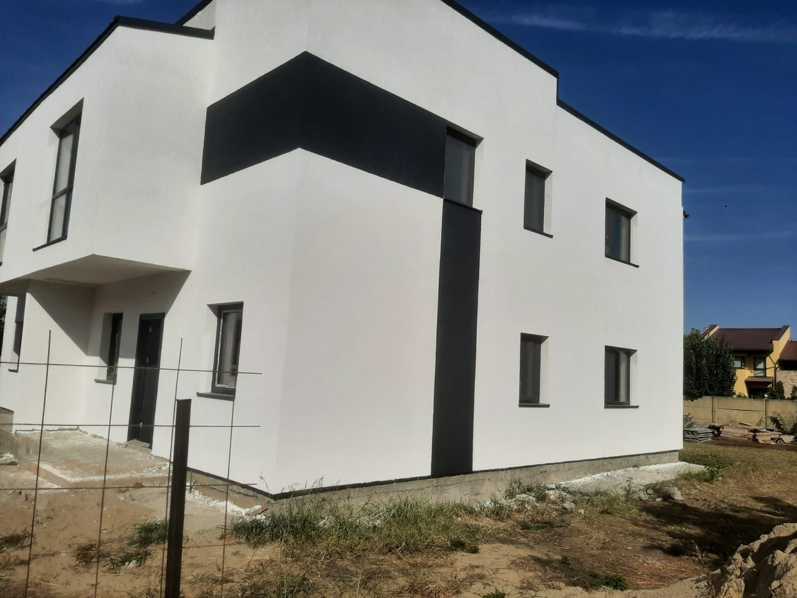 Duplex ( case individuale cu perete dublu de cărămidă izolat la mijoc