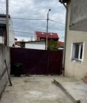 Inchiriez casa cu 2 camere la curte