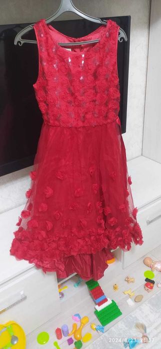 Платье новое  подойдет как подросткам так и на девушку постарше