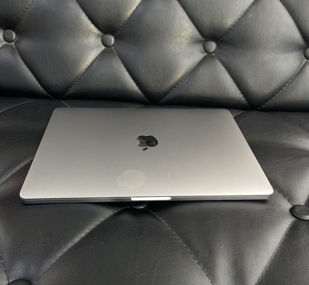 Apple MacBook Pro 2018 года в хорошем состояние