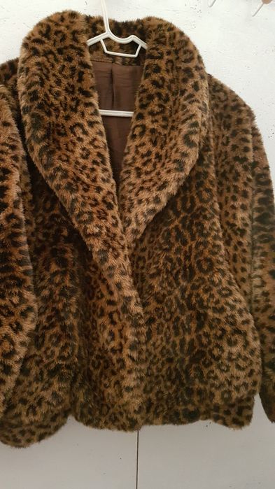 Haină scurtă de blană animal print