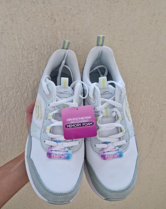 Vând adidsi Skechers