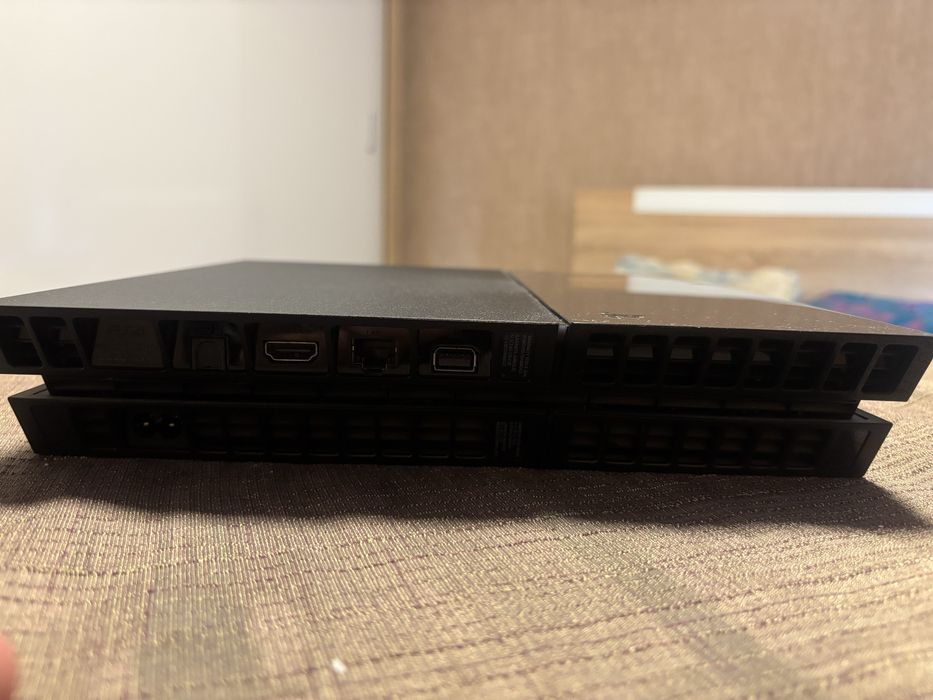 Продавам Playstation 4 в много добро състояние +2джойстика