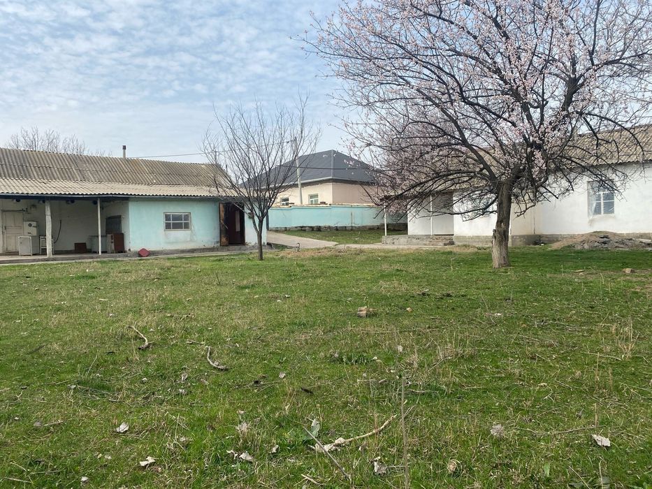 Үй сатылады. Үлкен үй, времянкасы бар