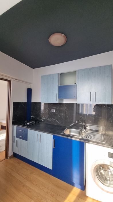 Închiriez garsonieră în bloc de apartamente