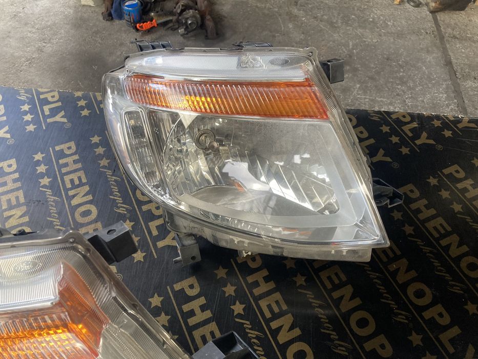 Ford Ranger 2012 година Десни Фарове