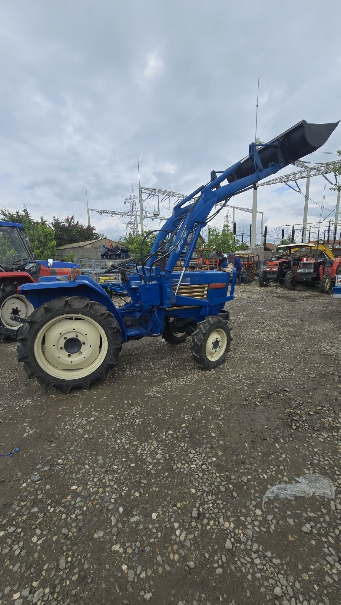 Tractor japonez cu incarcator frontal cupa și freza
