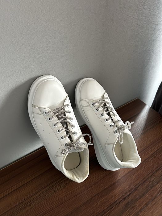 Бели кецове от еко кожа.