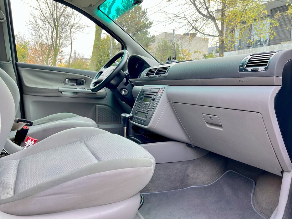 • Volkswagen Sharan / 7 Locuri / Pachet High-Line / Cutie Automată •