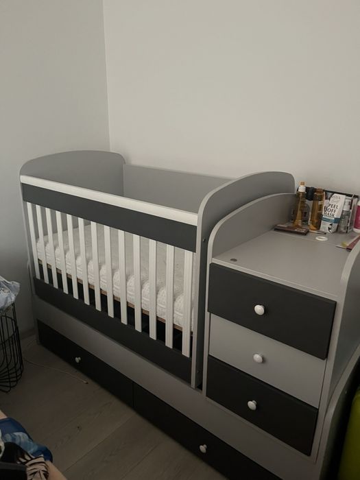 Бебешко легло с люлеещ се механизъм и ракла