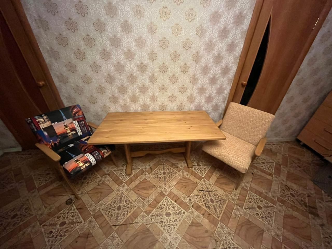 Продам новый стол с креслами.