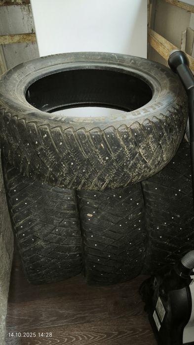 Покрышки зимние липучка и шипы  4 шт