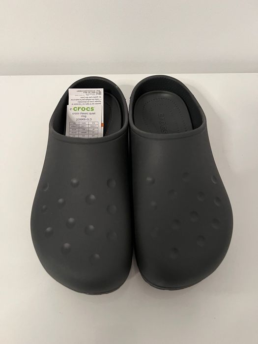 crocs classic quiet clog black sand si bark 41/42