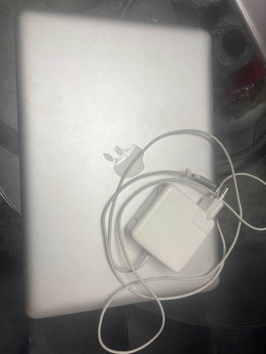 Продавам MacBook Apple