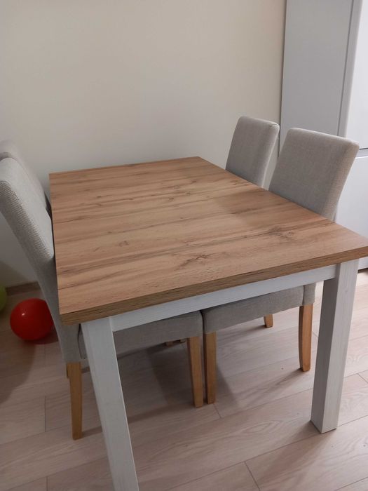 Продавам чисто нова трапезна маса+ чисто нови четири стола