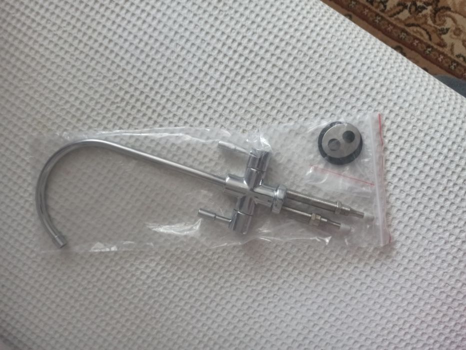 Смеситель для фильтра с двумя краниками,новый, в упаковке.т