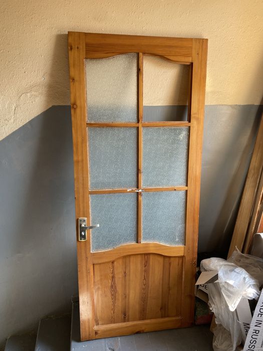 Продаются двери с зала и еще одна, в хорошем состоянии, отличные двери