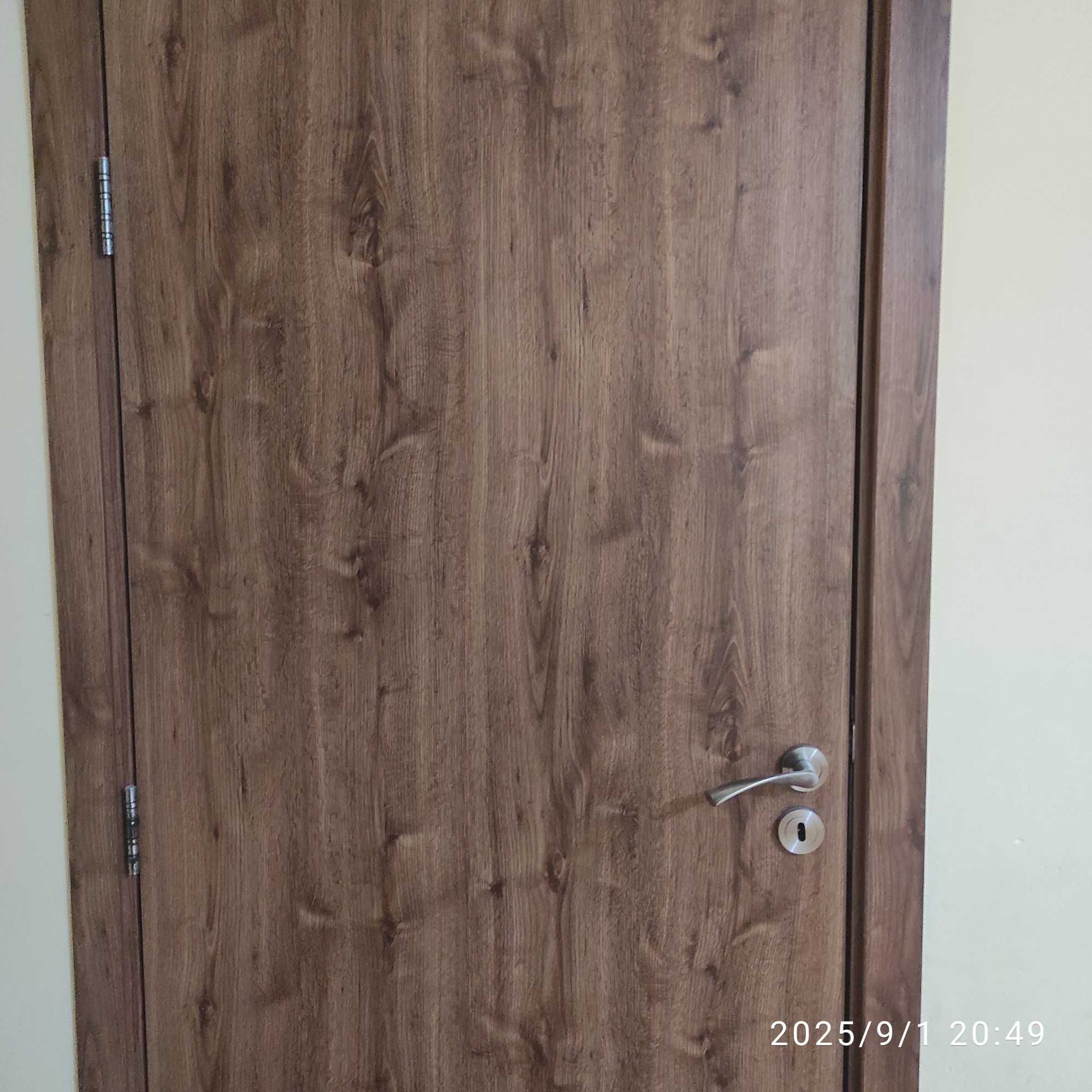 Продавам интериорна врата с касата