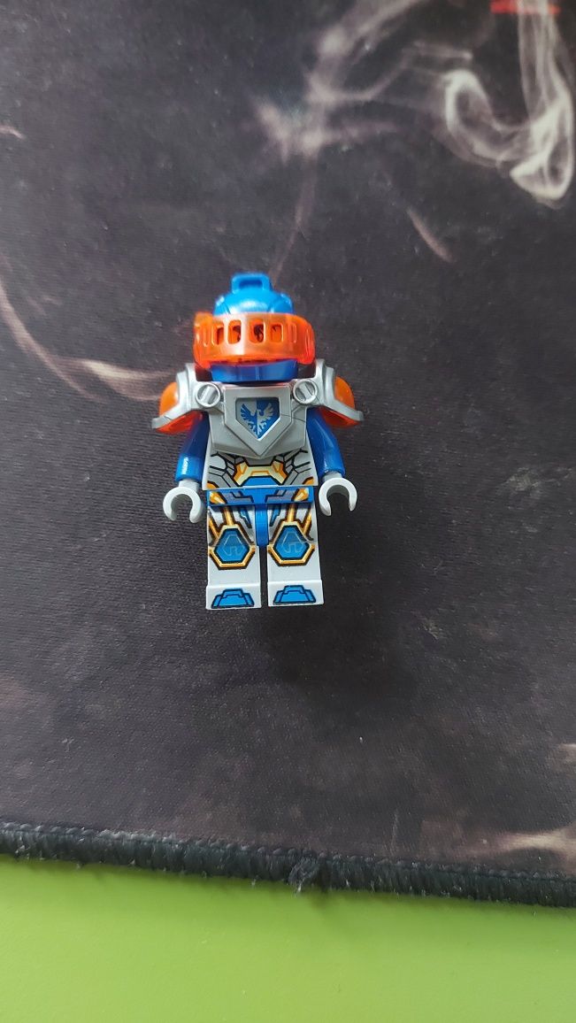 Vând Lego Nexo Knights set 70353