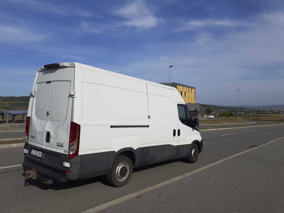 0,1€/km - Dubă cu pat pentru transport extern / Dubă de închiriat