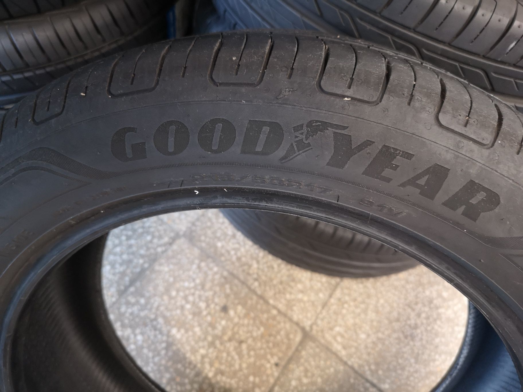 215 50 17 Goodyear Efficient Grip Performance