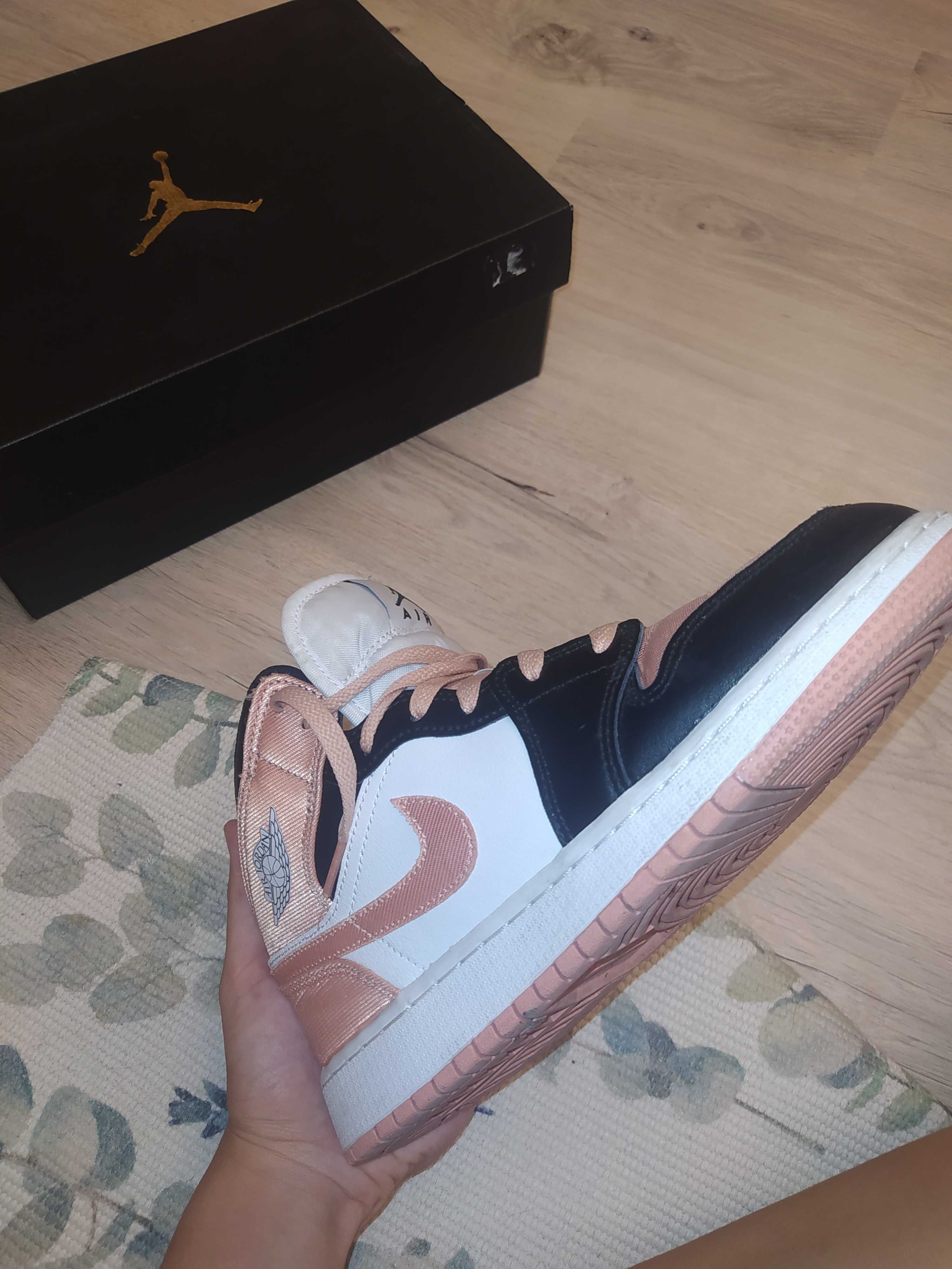 Дамски обувки Jordan 1 Coral Pink.