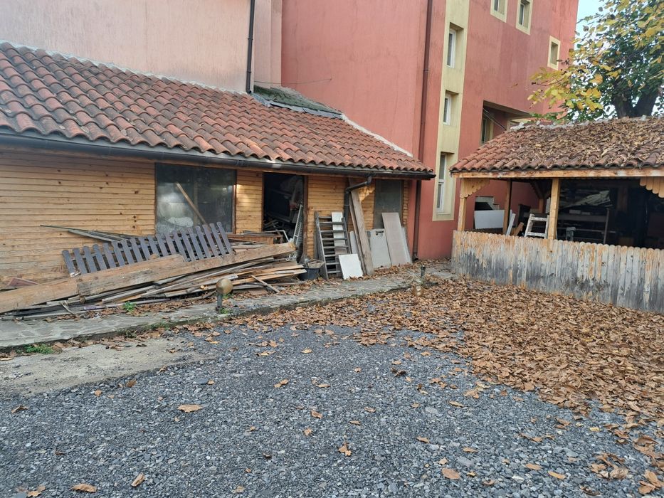 Давам място със постройка  под наем 300кв м