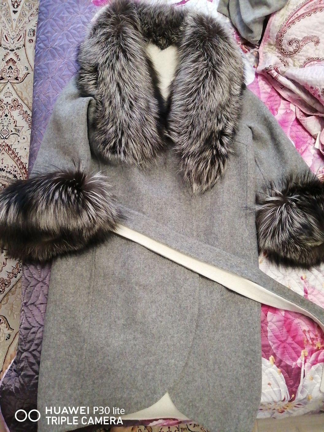 Женское пальто с  мехом чернобурки