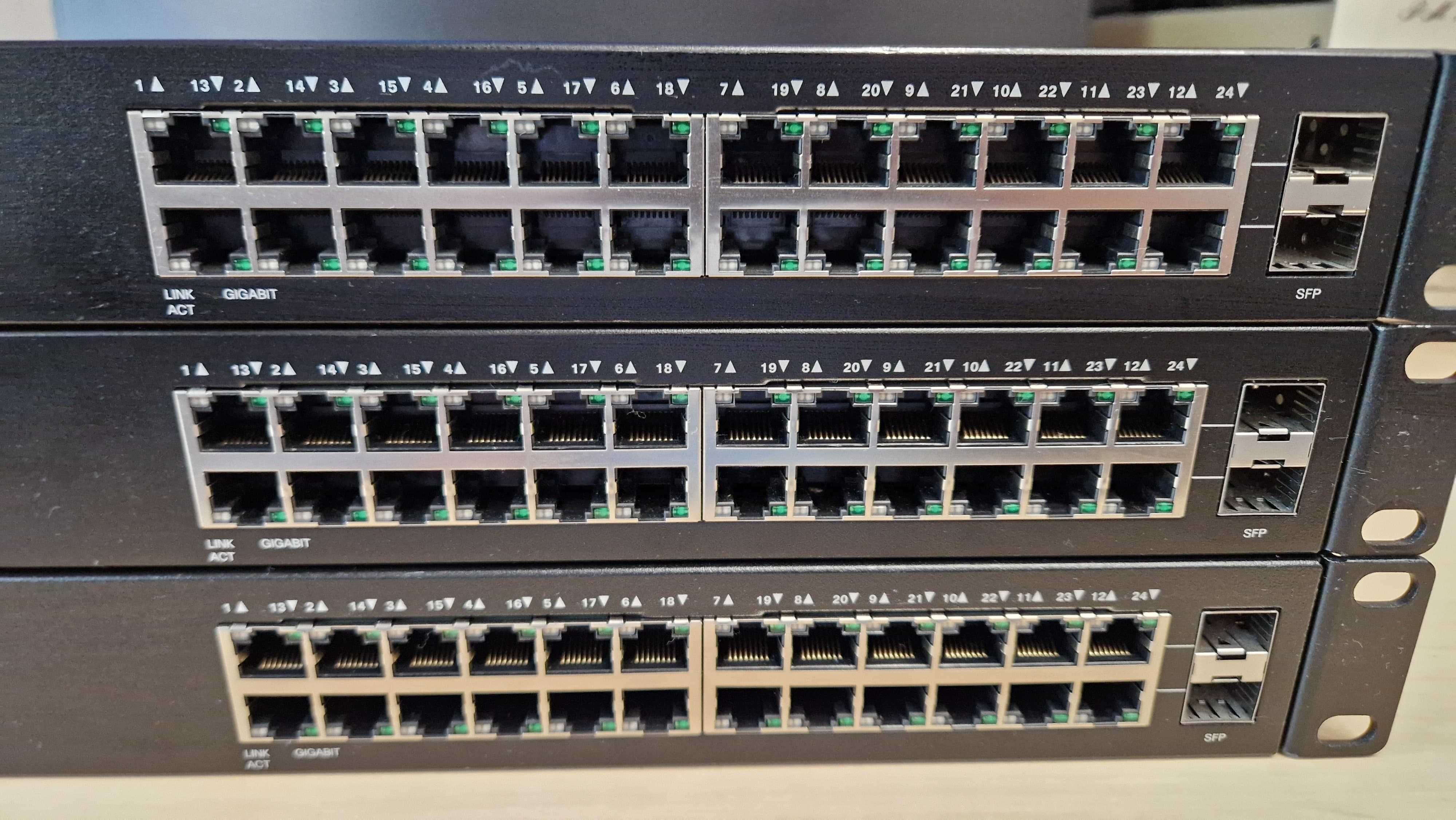 Vand 3 switch-uri Cisco Gigabit 24 Porturi plus 2 porturi SFP