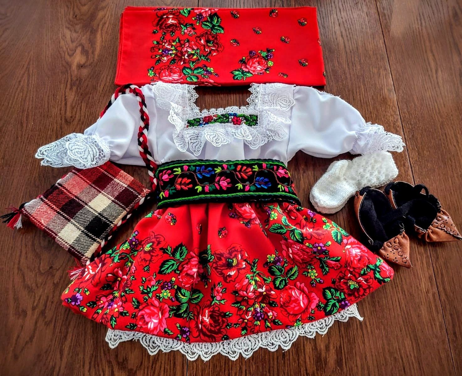 Costum popular fetite de Maramures cu opinci și brau