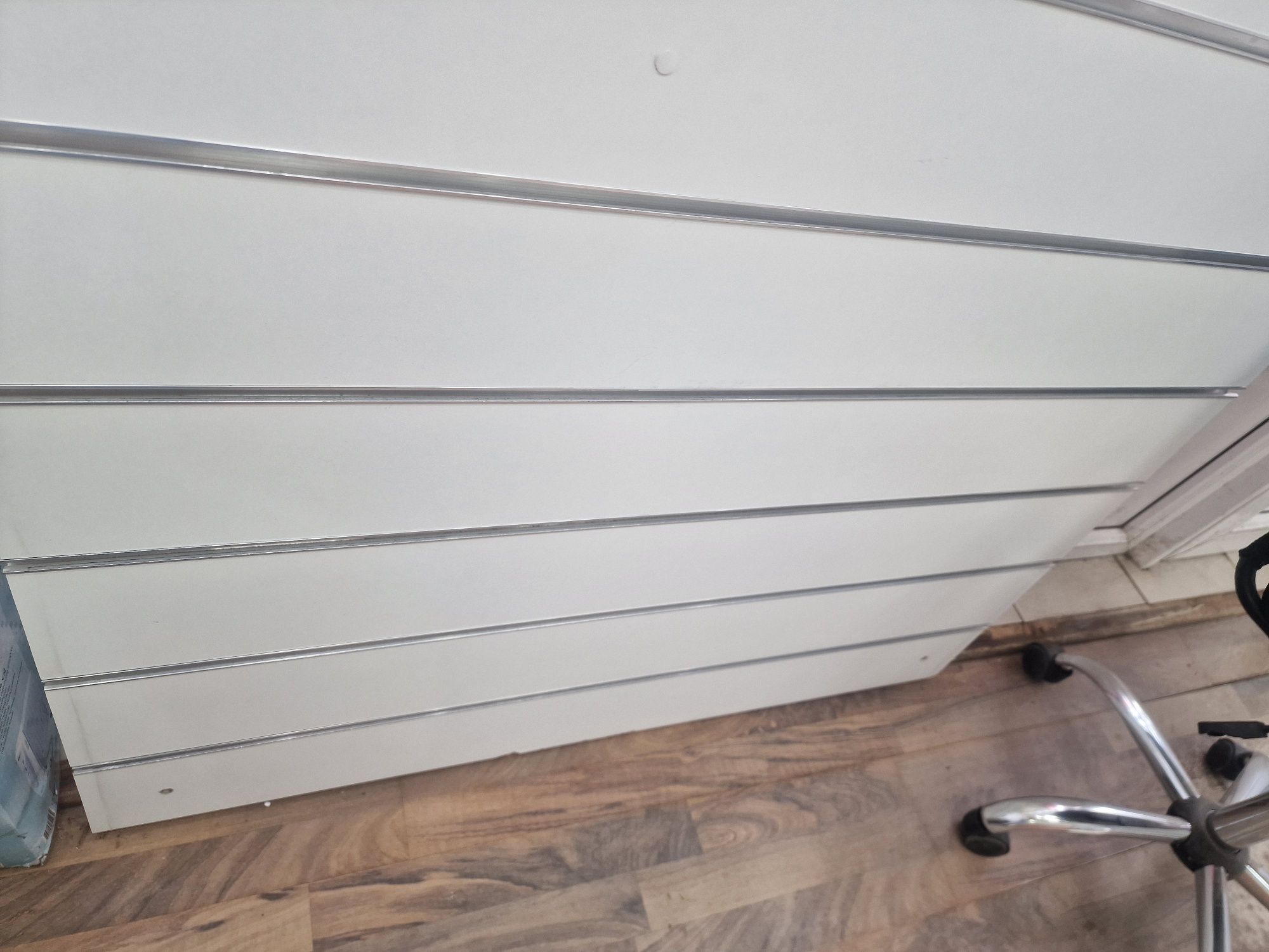 Panou expunere slatwall cu sina aluminiu