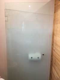 Врата за душ кабина от калено стъкло.
