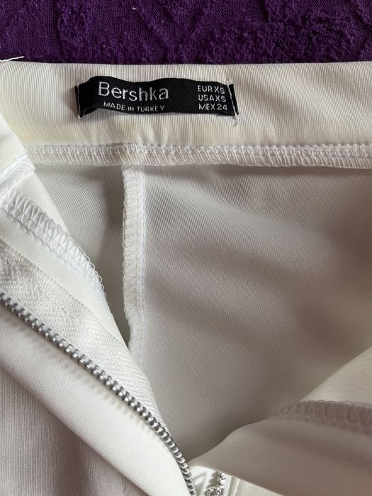 Vand pantaloni Bershka