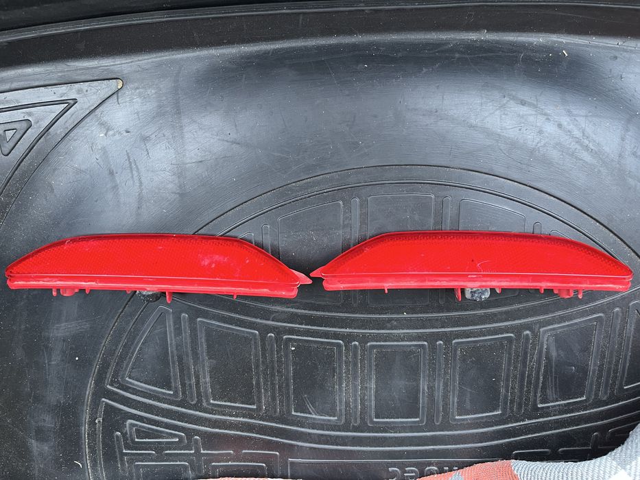 Продам заводские отражатели на задний бампер Kia Rio