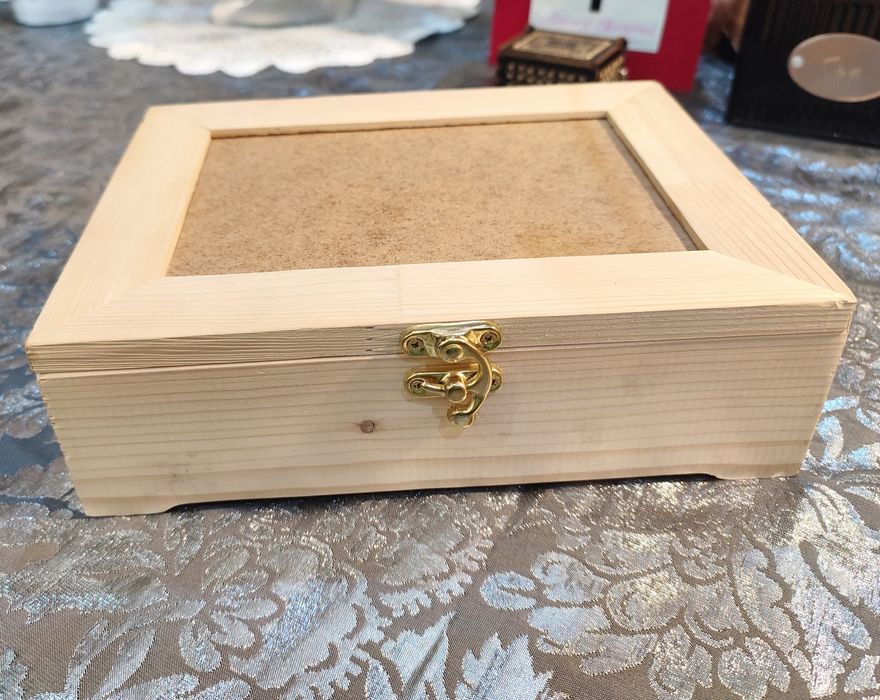 Набор: шкатулка с холстом для вышивания.