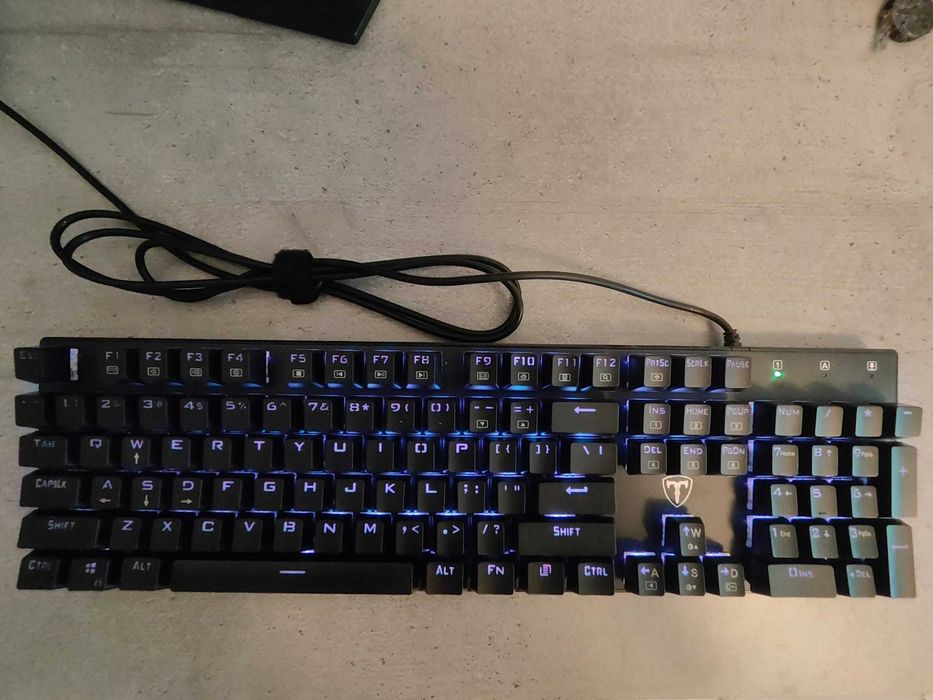 Vând Tastatură Gaming Mecanică T-Dagger Frigate - RGB, Stare Perfectă