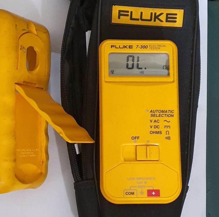Multimetru FLUKE 7-300 cu set spioni noi, clesti, bumper protectie si
